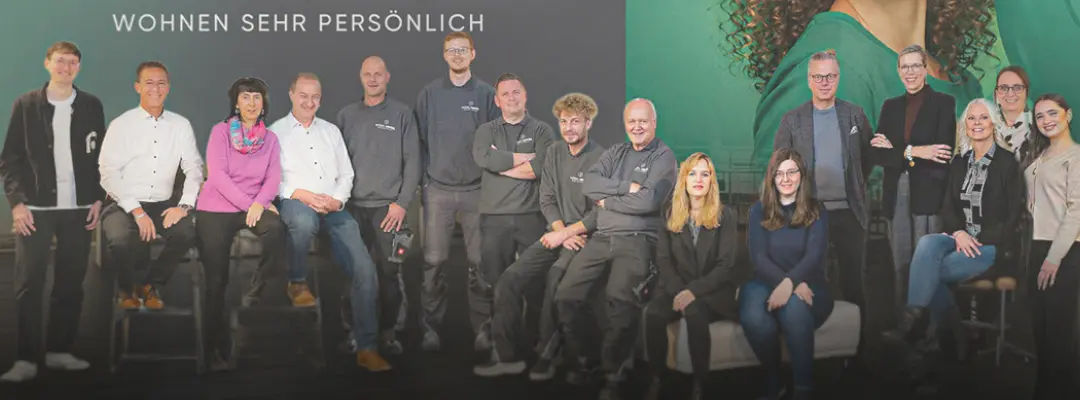 Teamfoto Möbel Hensel vor Markenwand
